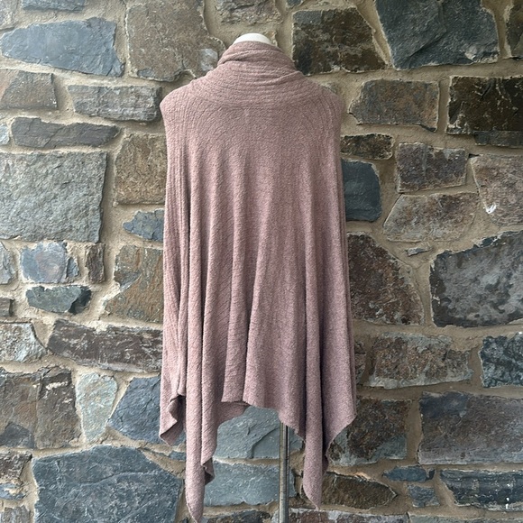Barefoot Dreams CozyChic Lite Wide Rib Travel Wrap in Driftwood Tan One Size - Picture 8 of 10
